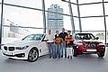 100.000ste Automobilauslieferung in der BMW Welt München: Helmut und Astrid Marxen mit ihrer Tochter Julia, deren Ehemann Marco freuen sich über ihre neuen Fahrzeugen, dem BMW 3er Gran Turismo und dem BMW X3. Foto: BMW/Auto-Reporter.NET